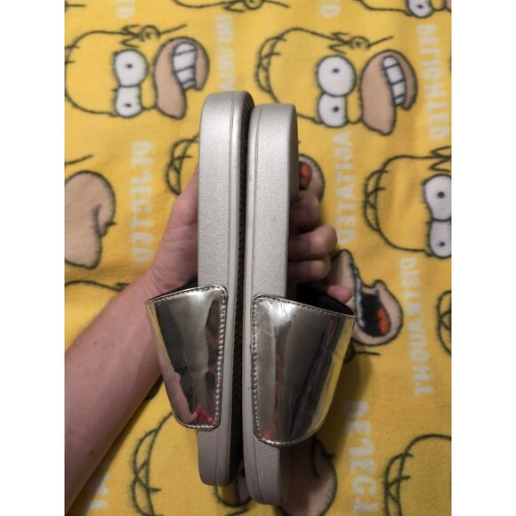 Victoria’s Secret PINK Slides Silver Metallic SINGLE STRAP Large Dog Logo 8.5 - Picture 3 of 7